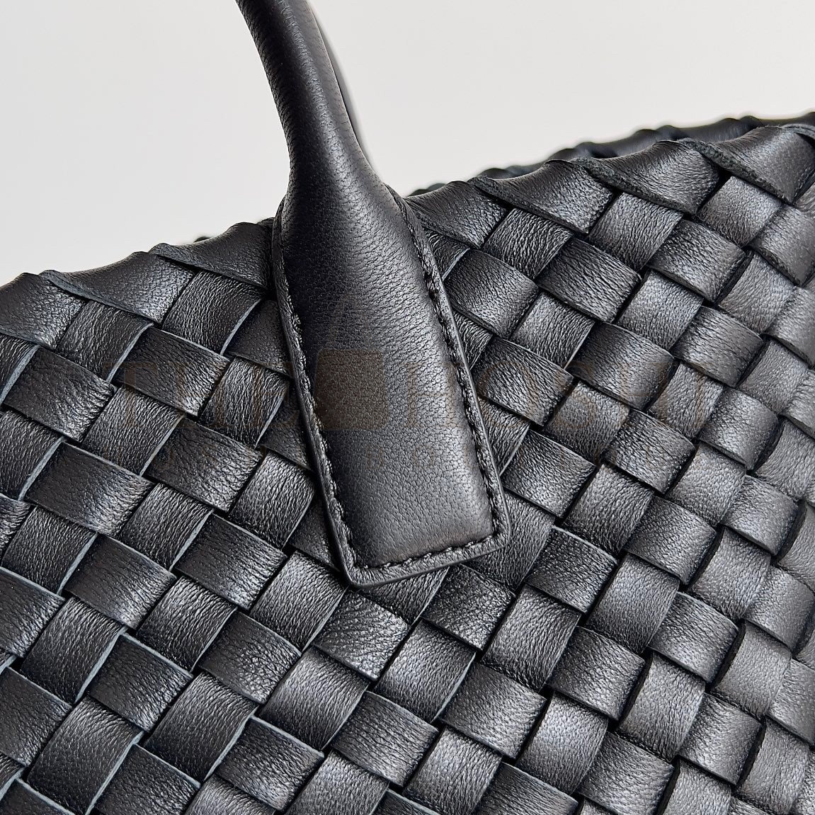 B0tt*ga Ven*ta Cabat Mini Bag In Black Intrecciato Lambskin Master Quality