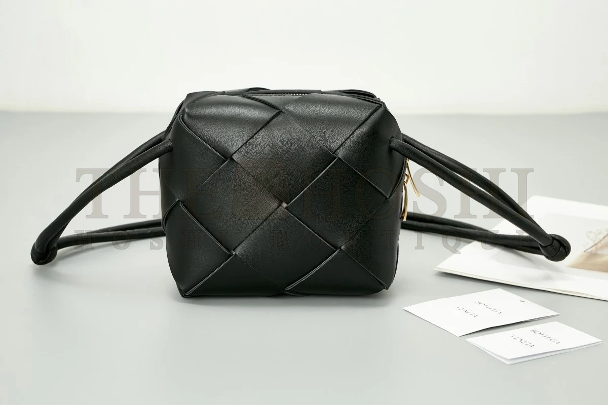 B0tt*ga Ven*ta Mini Cassette Camera Bag In Black Lambskin Master Quality