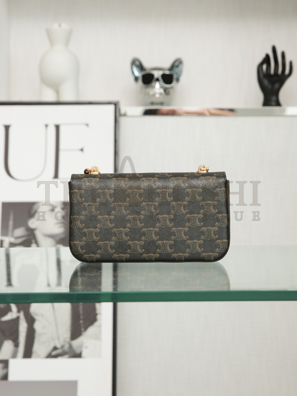 Ce1i*e Triomphe chain shoulder bag in satined calfskin width 20.5 cm, height 11.5 cm, depth 4 cm. Master Quality