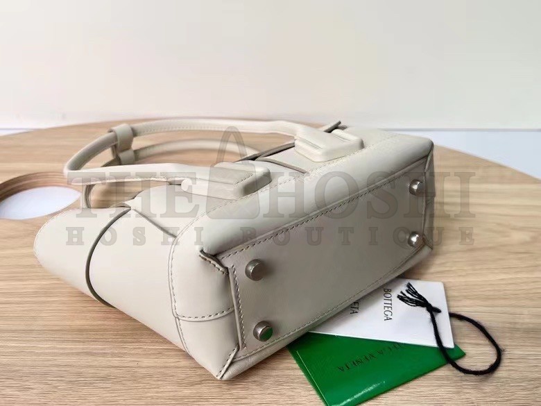 B0tt*ga Ven*ta Arco Mini Bag In White Intrecciato Calfskin Master Quality