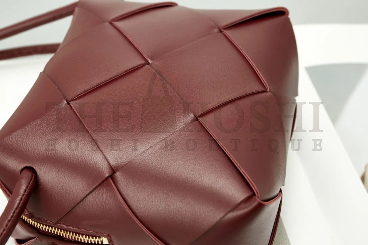 B0tt*ga Ven*ta Mini Cassette Camera Bag In Bordeaux Lambskin Master Quality