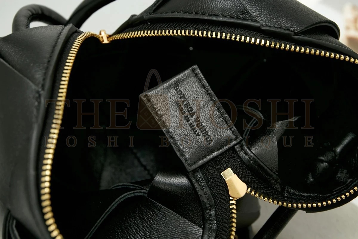 B0tt*ga Ven*ta Mini Cassette Camera Bag In Black Lambskin Master Quality