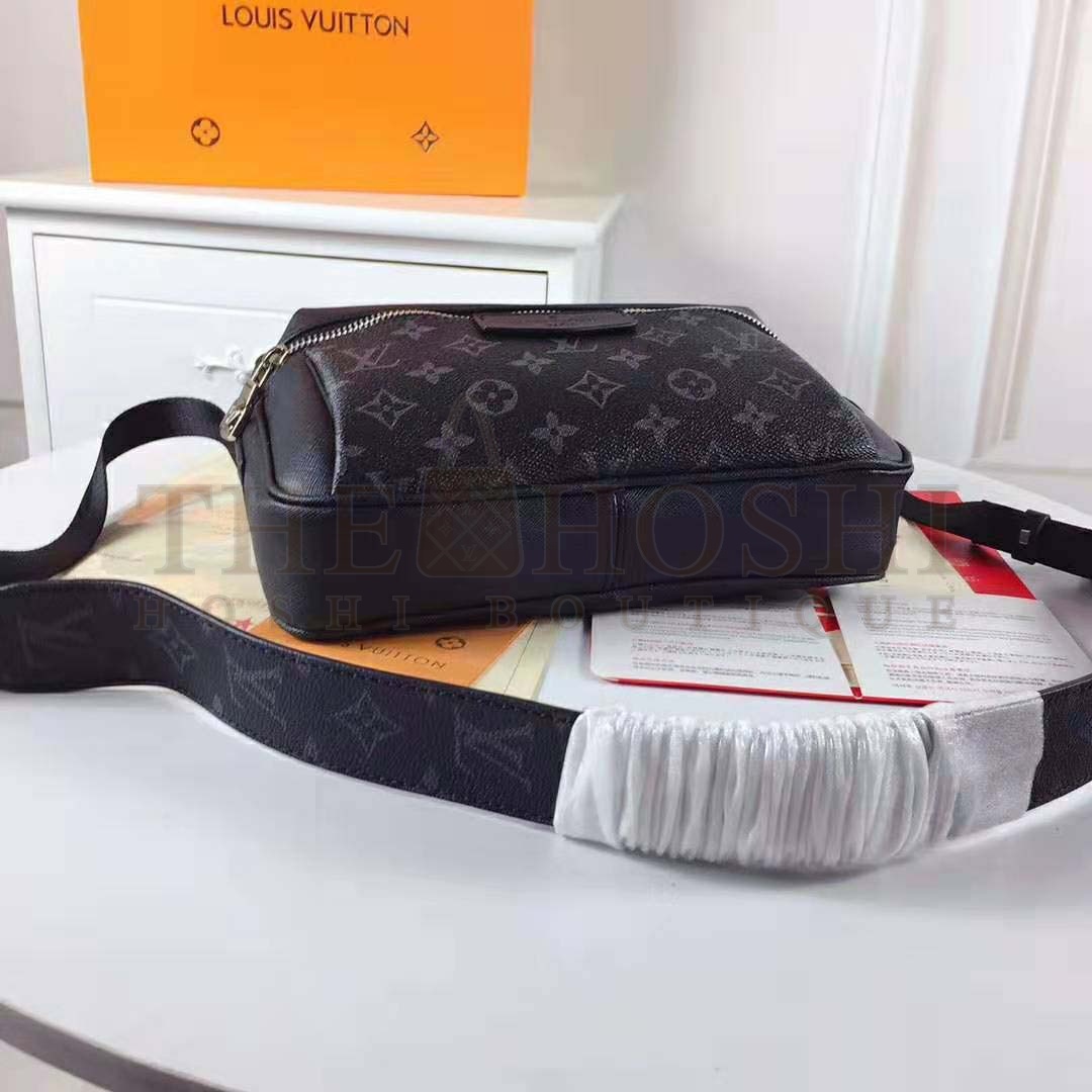L0vis Vvtt0n LV Men Outdoor Messenger Bag in Taïga Leather with Monogram Canvas-Black Master Quality