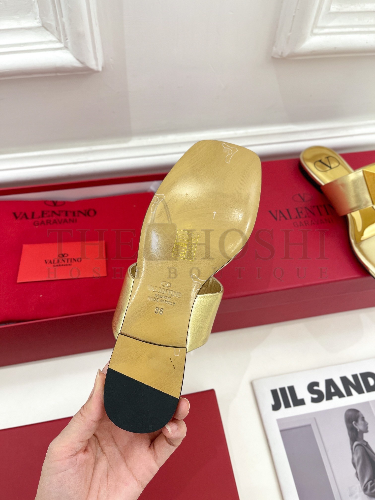 Va1e*ntin0 One Stud Flat Thong Sandals In Gold Metallic Leather Master Quality