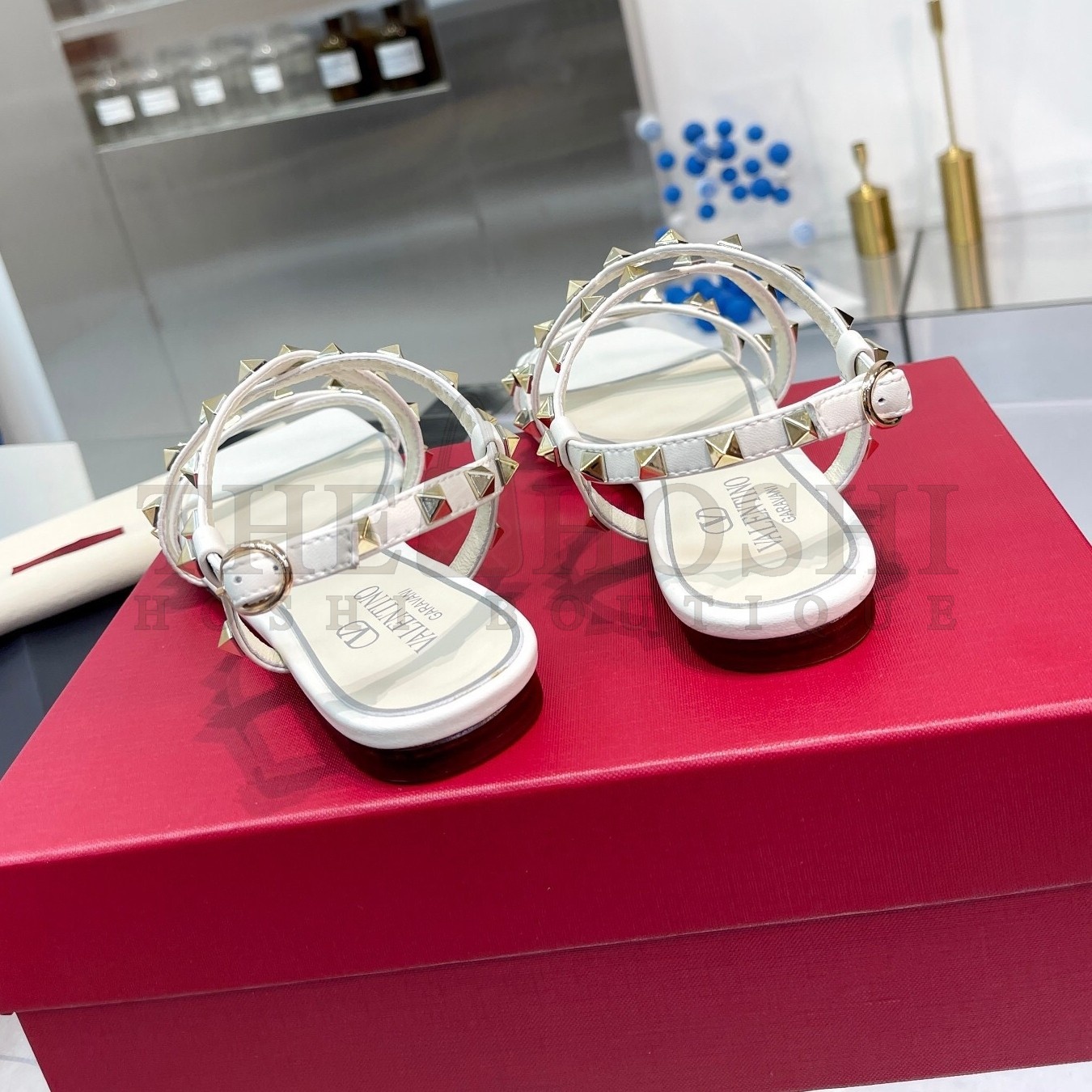 Va1e*ntin0 Rockstud Flat Sandals with Straps in White Leather Master Quality