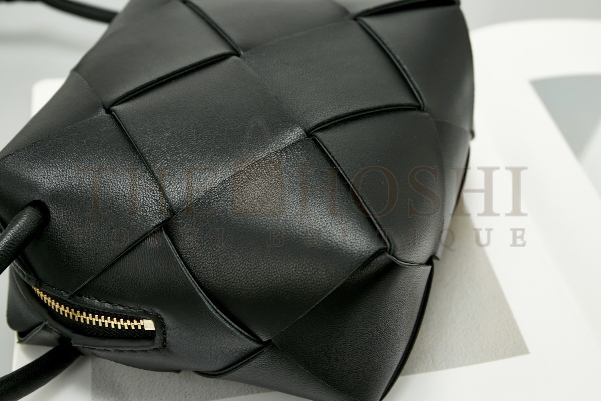 B0tt*ga Ven*ta Mini Cassette Camera Bag In Black Lambskin Master Quality