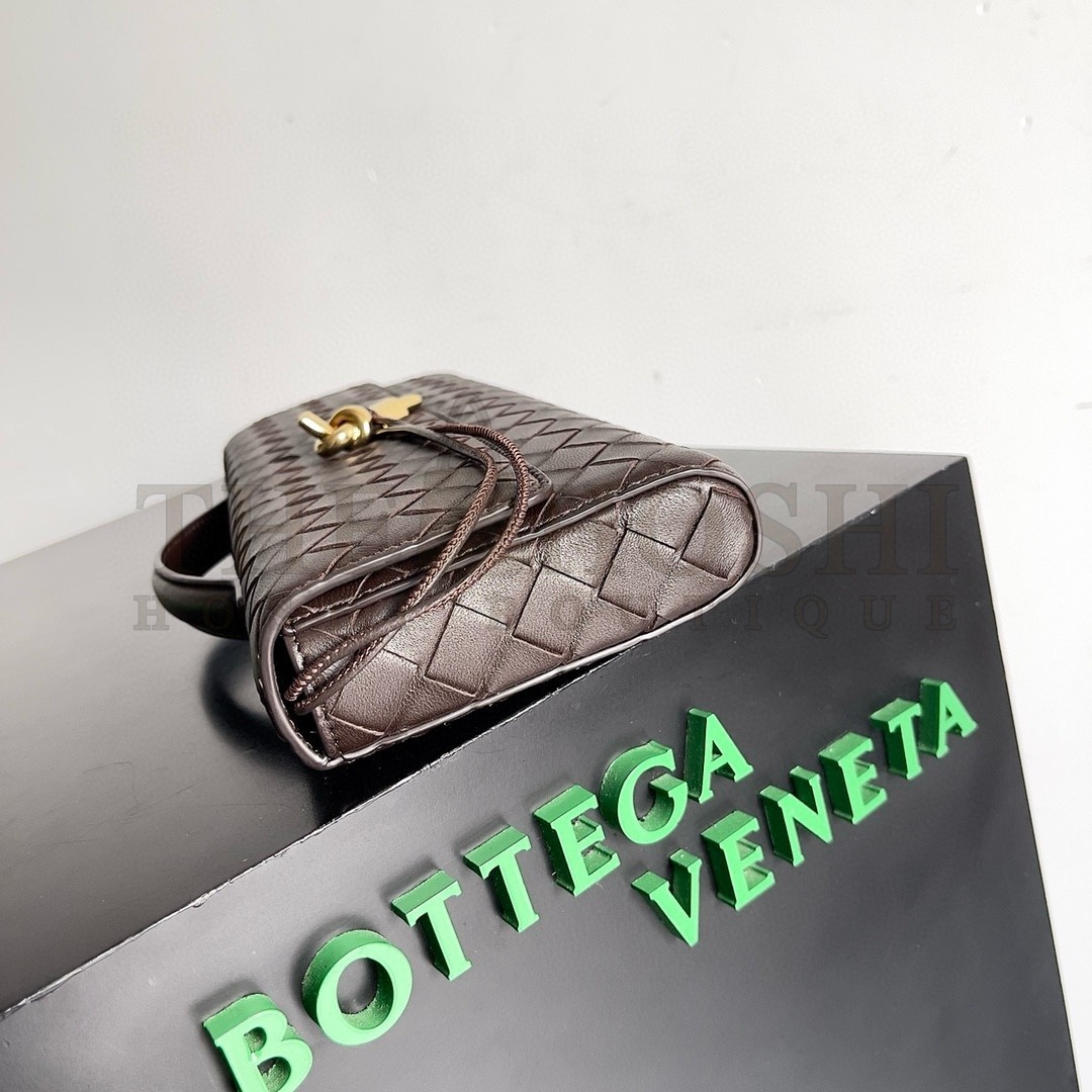 B0tt*ga Ven*ta Andiamo Clutch with Handle in Fondant Intrecciato Lambskin Master Quality