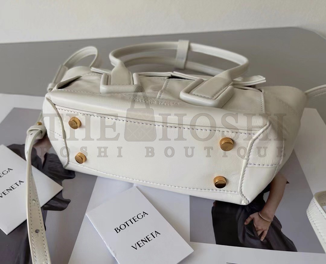 B0tt*ga Ven*ta Arco Mini Bag In White Intrecciato Leather Master Quality
