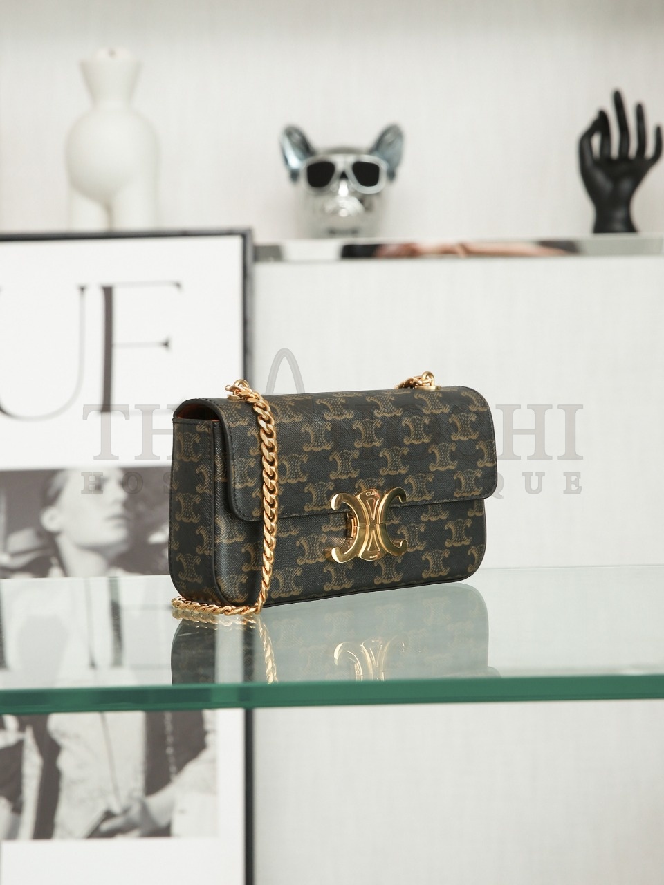 Ce1i*e Triomphe chain shoulder bag in satined calfskin width 20.5 cm, height 11.5 cm, depth 4 cm. Master Quality