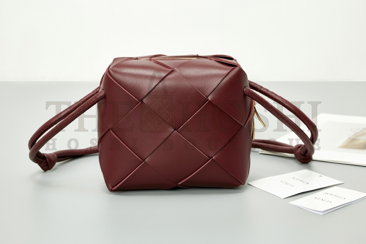 B0tt*ga Ven*ta Mini Cassette Camera Bag In Bordeaux Lambskin Master Quality