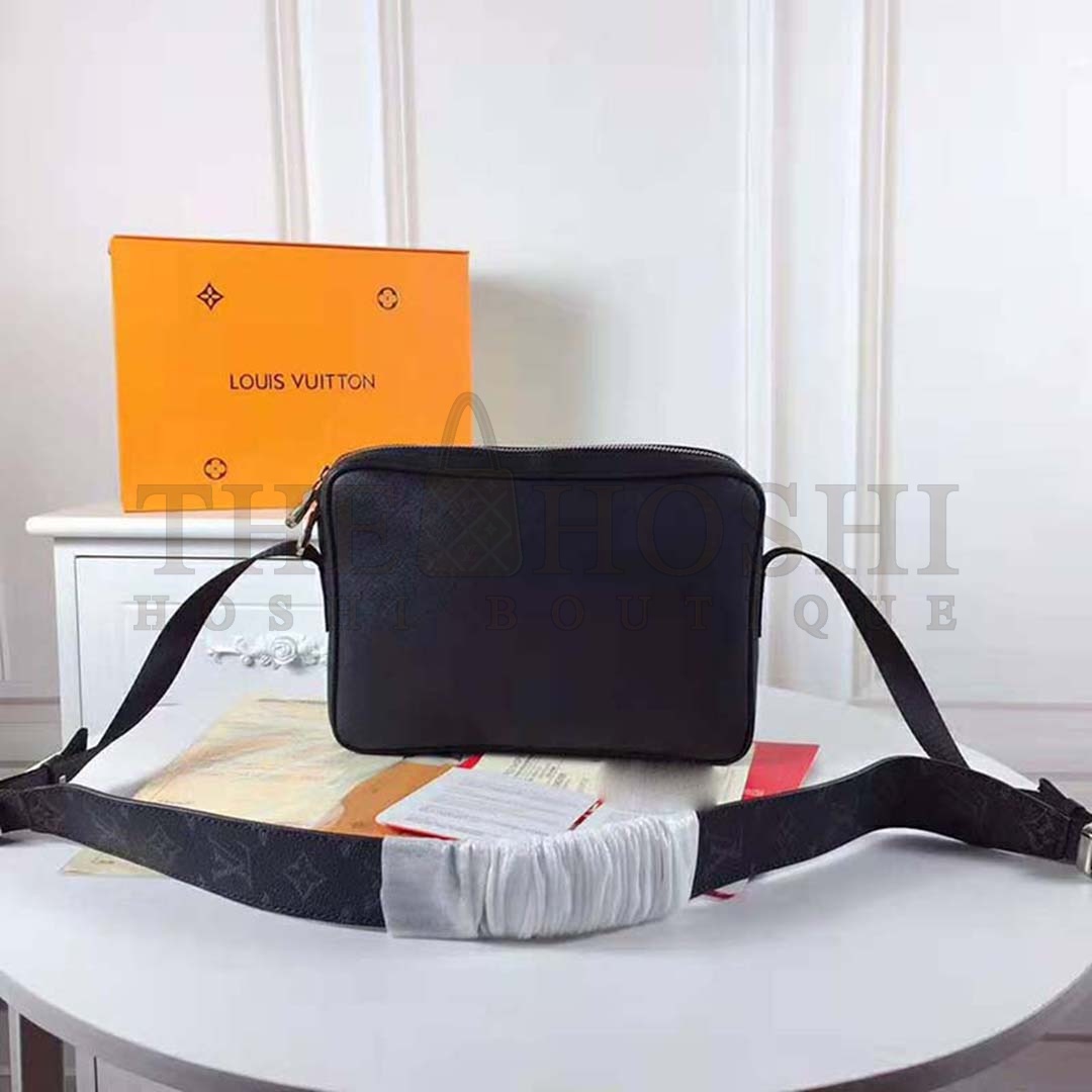 L0vis Vvtt0n LV Men Outdoor Messenger Bag in Taïga Leather with Monogram Canvas-Black Master Quality