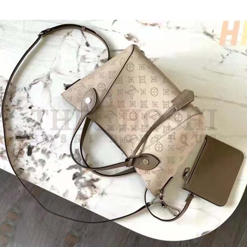 L0vis Vvtt0n LV Women Hina PM Bucket Bag Gray Mahina Perforated Calf Master Quality