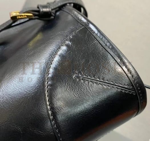 Pra*a Small leather shoulder bag Master Quality