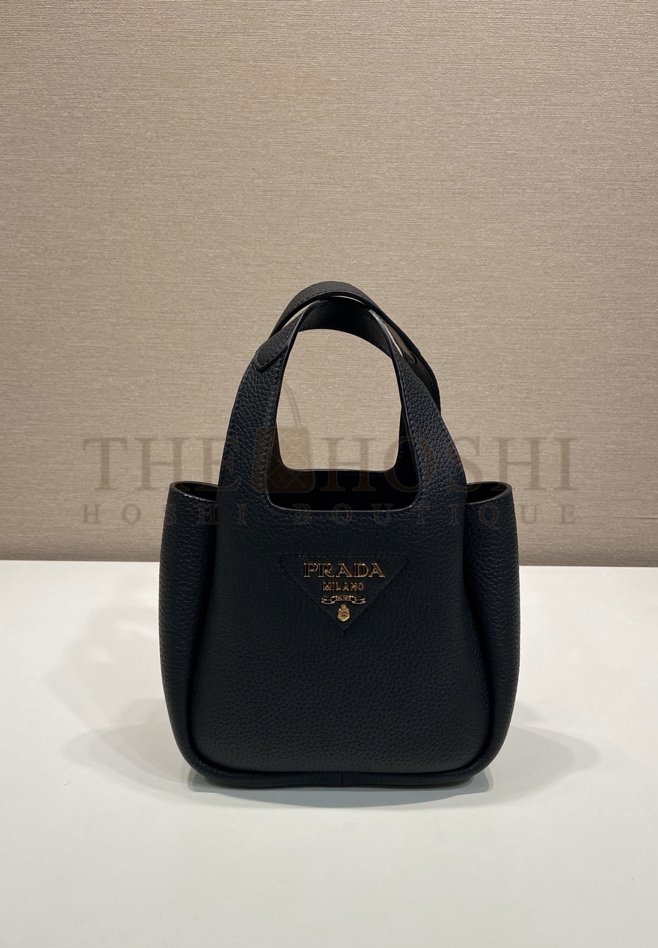 Pra*a Mini 1BA349 Tote Bag – Black Deer-Grain Calfskin with Gold Hardware, 18 x 16 x 10 cm Master Quality